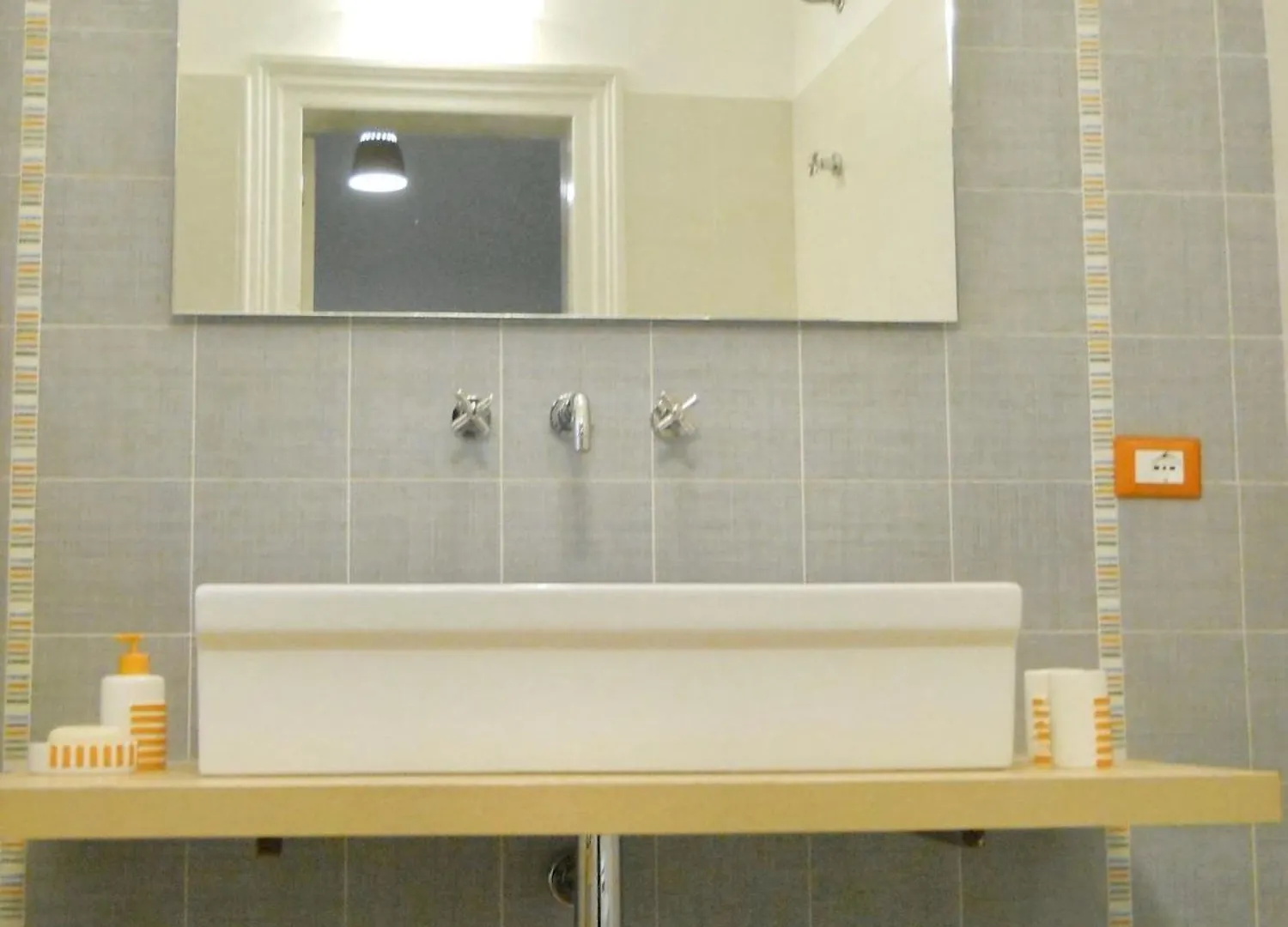 Seaside Trio: Beachfront Apartment with City View and Wi-Fi Trapani